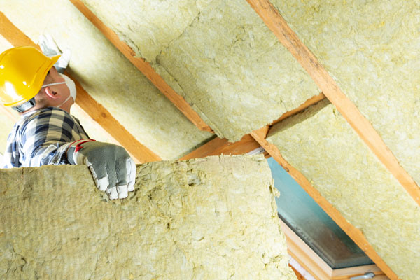 The Differences Between Cellulose and Fiberglass Insulation 